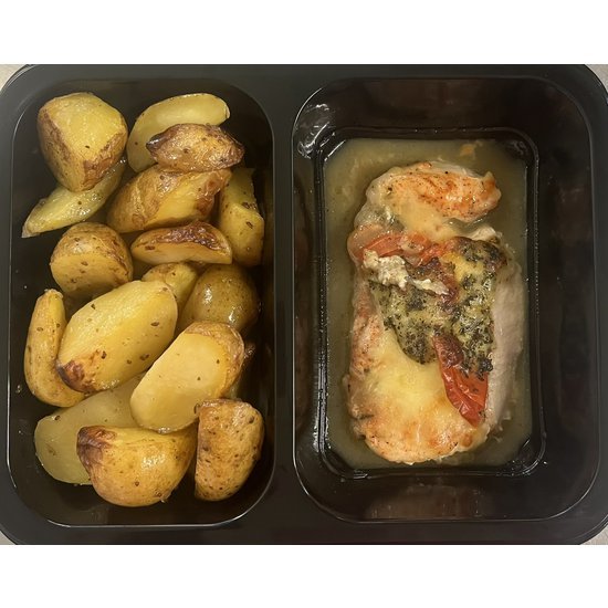 T6_KURECI_CAPRESE_mozzarella_rajcata_bazalkove_pesto